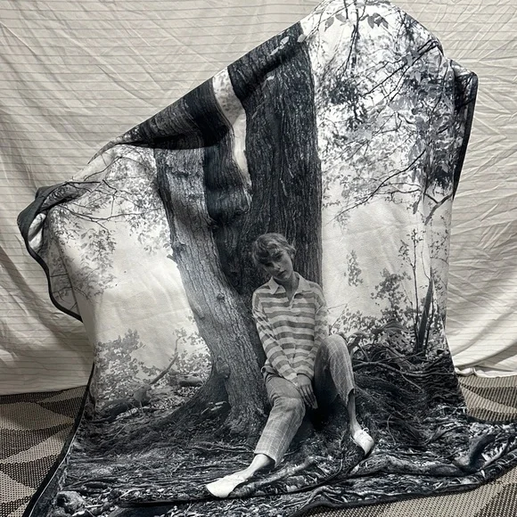 Taylor Swift folklore album-themed blanket - Picture 1 of 2